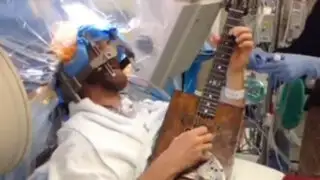 Hombre toca la guitarra mientras le realizan cirugía en el cerebro