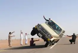 Jóvenes saudíes practican peligroso “esquí en asfalto”