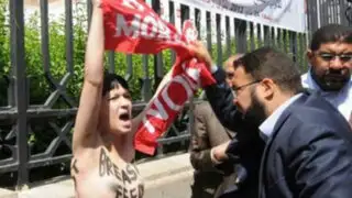 Militantes de Femen protestan por libertad de Amina Tyler en Túnez