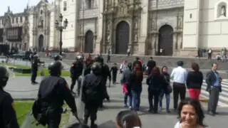 Trabajadores públicos y Policía chocaron violentamente en el Centro de Lima