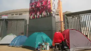 Cientos acampan tratando de comprar entradas para el Perú-Ecuador