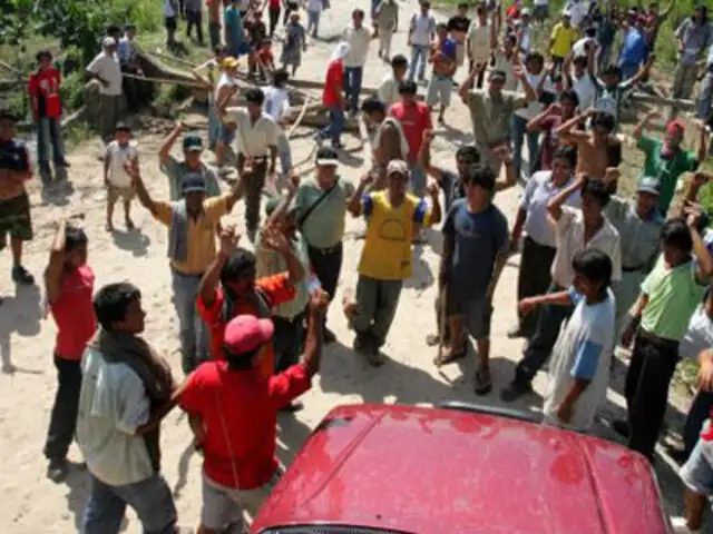 Decenas de turistas quedan varados  por bloqueo en aeropuerto de Iquitos
