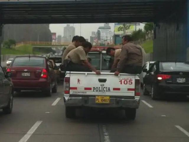 La Victoria: Policías infringen la ley viajando en la tolva de una camioneta