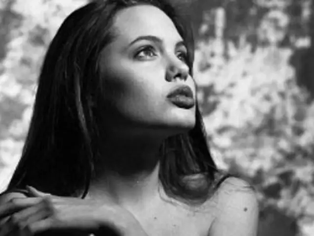 Filtran sensuales fotos de la actriz Angelina Jolie cuando tenía 16 años