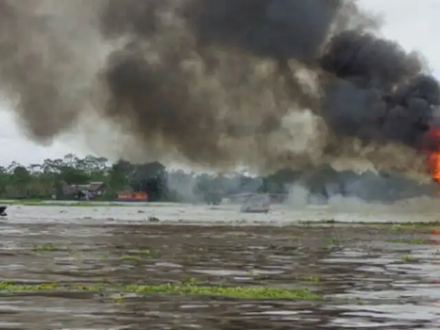 Puno: fuego consume embarcación y deja a una persona herida