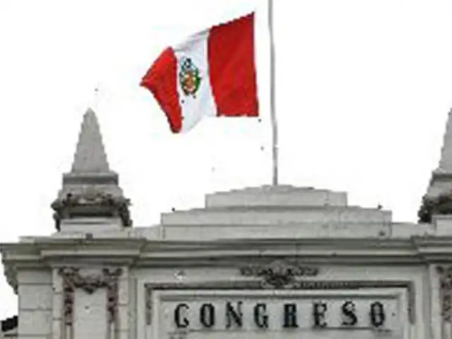 Congreso luce bandera a media asta por deceso de Javier Diez Canseco