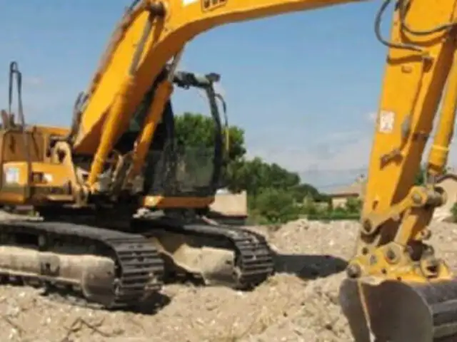 EEUU: hombre pelea con vecinos y destruye sus casas con excavadora