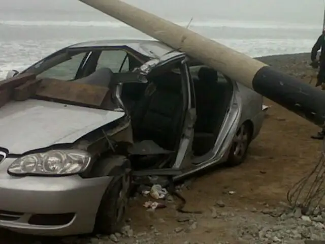 Chofer salvó de morir tras impactar poste de la Costa Verde sobre su auto