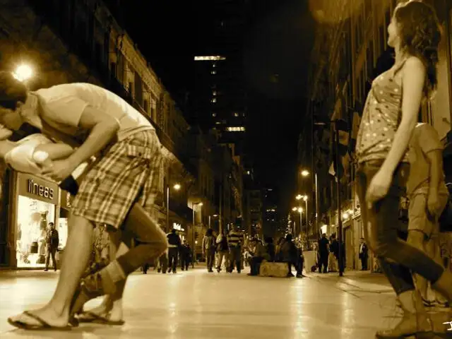 Fotógrafo argentino busca retratar 100 besos en cada ciudad del mundo