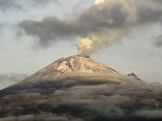 Volcán mexicano Popocatépetl estalla y lanza rocas incandescentes