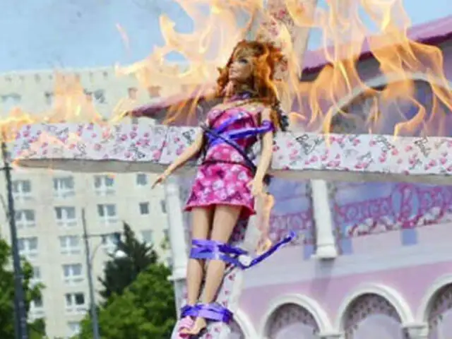 Entre protestas inauguran casa de muñeca Barbie en Alemania
