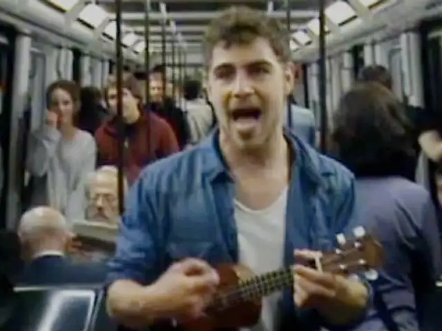 España: crisis económica obliga a joven a cantar su currículum en el Metro