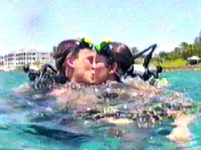 Hombre propuso matrimonio a su pareja bajo el mar del Caribe