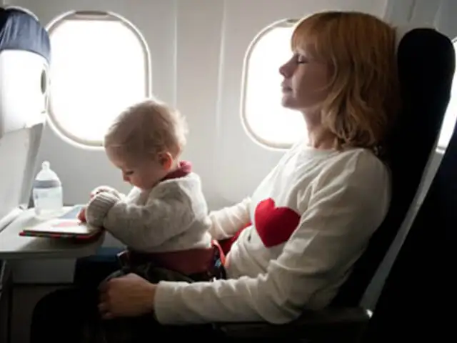 Prácticos consejos  para viajar en avión con niños pequeños