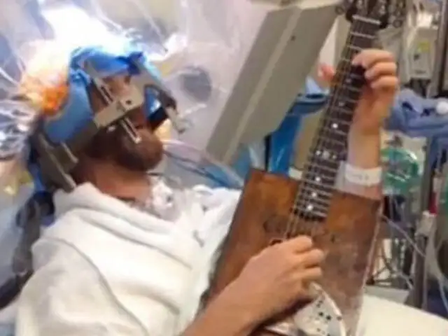 Hombre toca la guitarra mientras le realizan cirugía en el cerebro