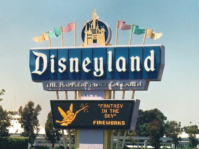 Evacúan Disneyland tras explosión de bomba en presunto ataque terrorista