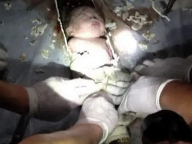 China: No denunciarán a madre de bebé que cayó en una tubería