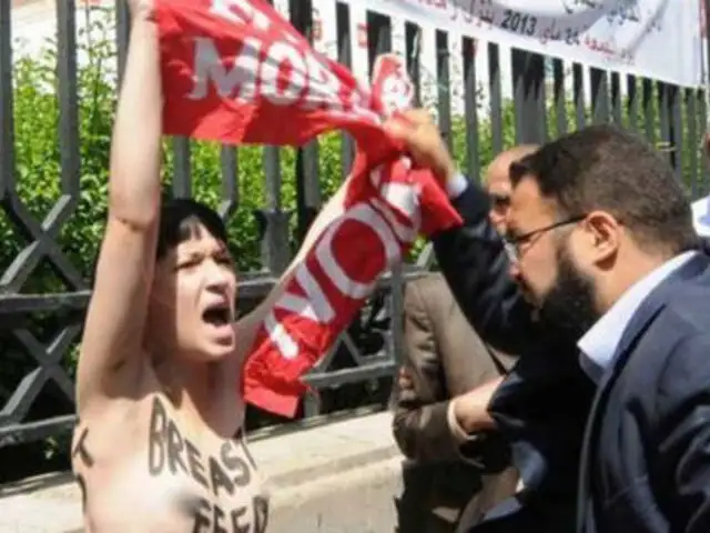 Militantes de Femen protestan por libertad de Amina Tyler en Túnez
