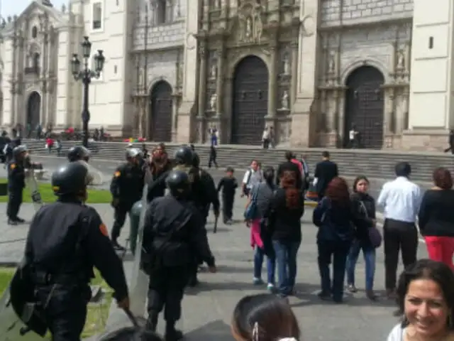 Trabajadores públicos y Policía chocaron violentamente en el Centro de Lima