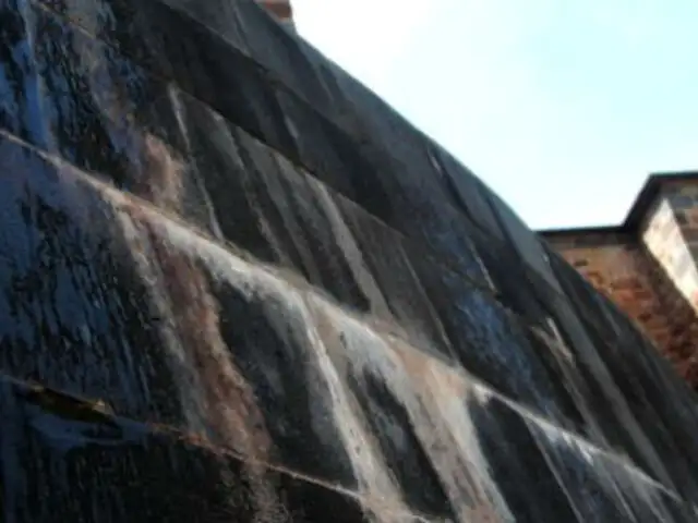 Con cera y petróleo dañaron un nuevo muro Inca en el Cusco