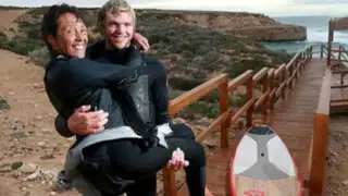 Australia: mujer parapléjica hace surf sostenida a la espalda de su amigo