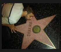Gerard Piqué posó besando la estrella de shakira en Hollywood