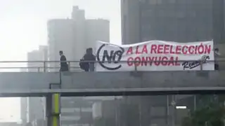 Manifestantes con letreros de ‘no a la reelección conyugal’ fueron detenidos