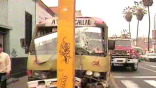 La Victoria: bus se estrella contra semáforo y deja ocho heridos