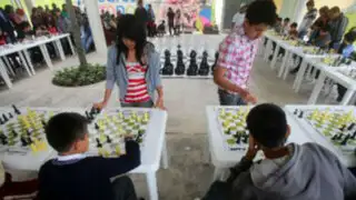 Hermanos Cori disputaron partidas de ajedrez con cientos de niños y jóvenes