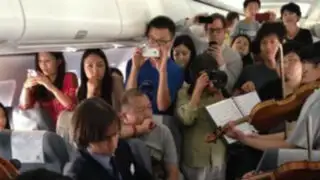 Video: Orquesta sorprende a pasajeros de avión con improvisado concierto