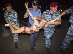 Mujeres protestaron desnudas ante llegada de presidente bielorruso a  Ucrania