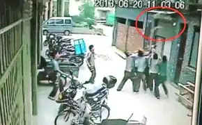 China: graban impresionante rescate de niña que cayó de un edificio