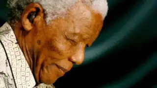 Doctores hacen todo lo posible para que Nelson Mandela siga con vida