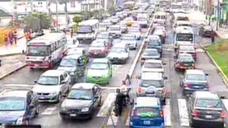 Taxistas y pasajeros imprudentes provocan gran caos vehicular en Lima