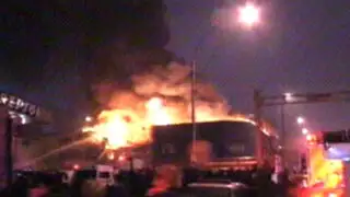 Incendio de grandes proporciones arrasó con depósito en La Victoria