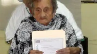 Abuela mexicana terminó la escuela primaria a los 100 años
