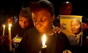 Miles de sudafricanos permanecen en vigilia por salud de Nelson Mandela