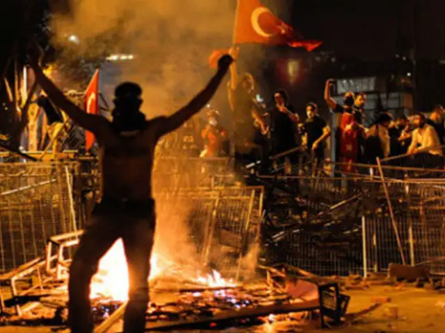 Turquía: gases lacrimógenos dispersan protestas contra el Primer Ministro