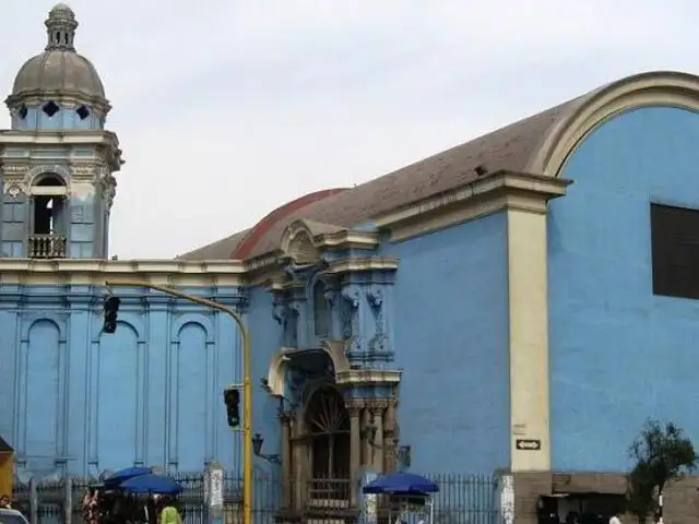Alarma en el Centro de Lima por iglesia que está a punto de colapsar