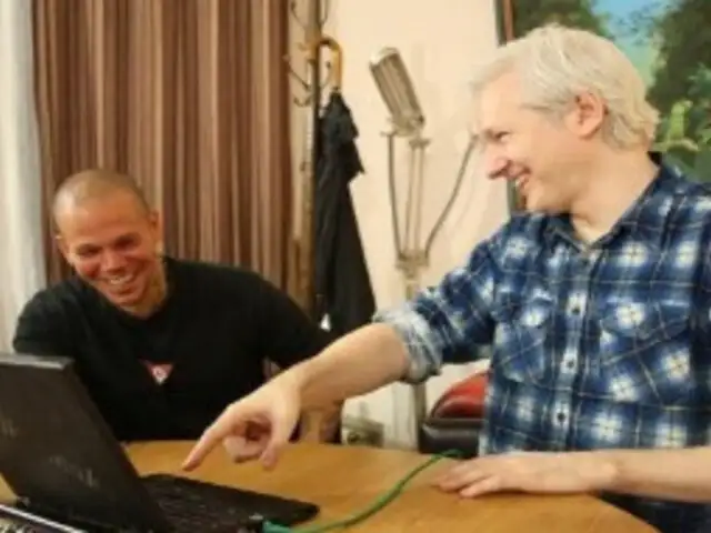 Calle 13 y fundador de wikileaks preparan canción con seguidores de Twitter