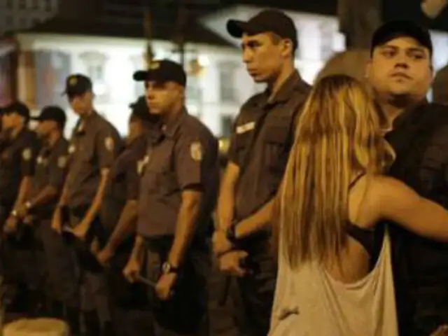 Brasil: policía sorprendido al ser abrazado por manifestante en Río de Janeiro