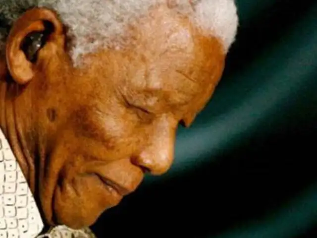 Mandela se encuentra 'vegetativo' y sería desconectado por sus médicos
