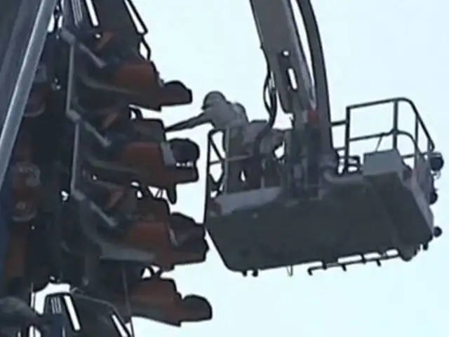 VIDEO: impresionante rescate de turistas atrapados en montaña rusa en China