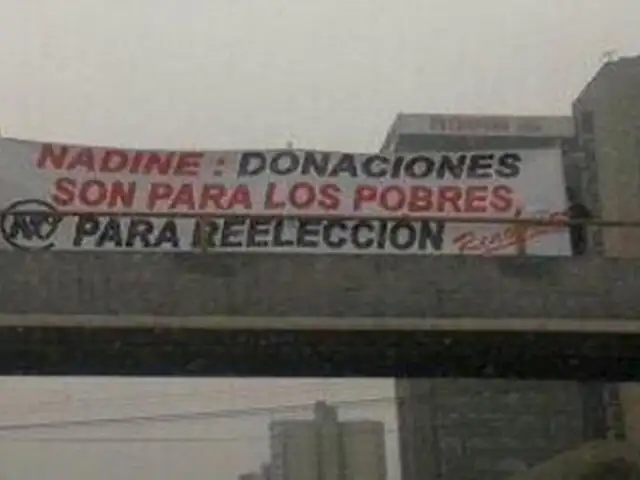 Nuevas pancartas en la Vía Expresa "Nadine, donaciones son para los pobres"