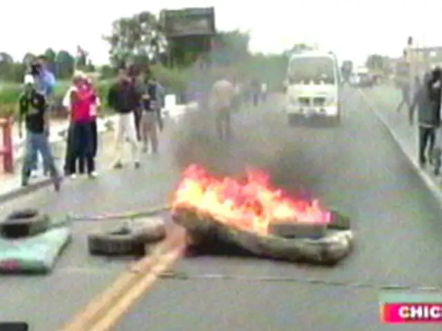 Chiclayo: trabajadores bloquean puente en protesta por Ley de Servicio Civil
