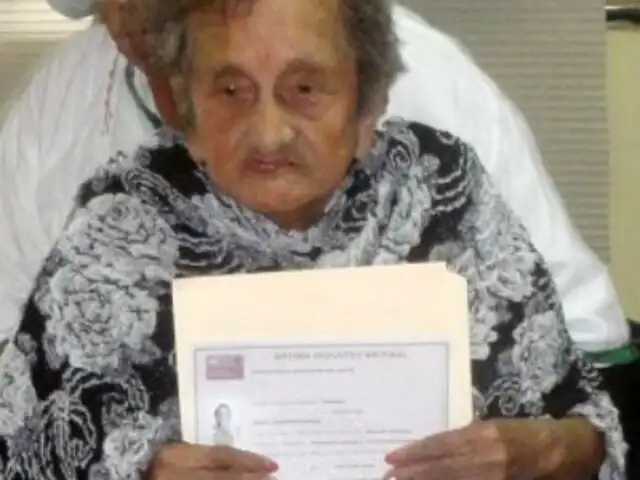 Abuela mexicana terminó la escuela primaria a los 100 años