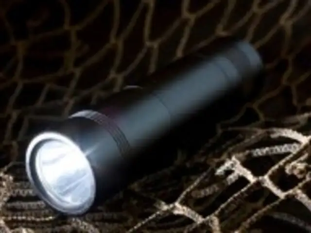 Adolescente de 15 años inventa linterna que enciende sin pilas