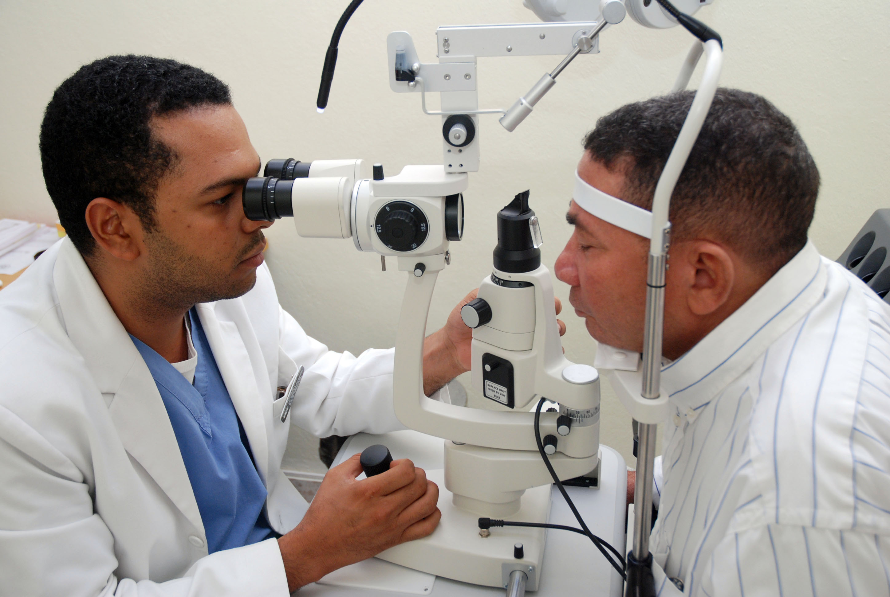Офтальмоскопия что это. Офтальмоскопия. Офтальмологическое обследование. Индус глазной врач. Прямая офтальмоскопия.