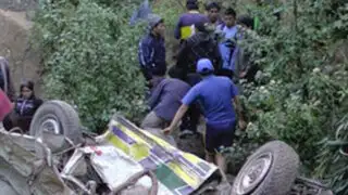 Aumentan a 15 los muertos tras caída de combi al río Huachecsa en Áncash