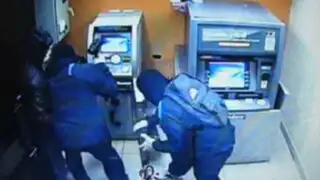 Ladrones intentan llevarse cajero automático arrancándolo desde su base